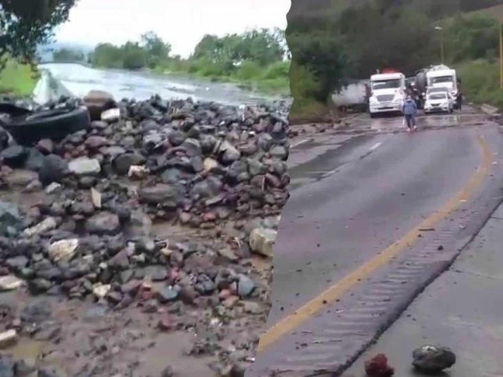 ¡Cuidado! Por derrumbe, bloqueos y largas filas en la autopista Orizaba-Puebla