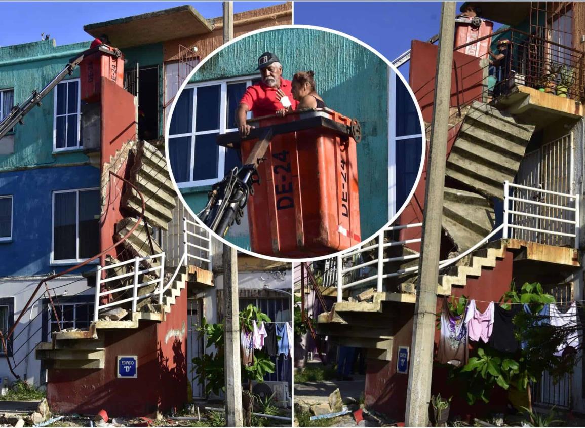 Colapsa escalera en edificio de Puerto Esmeralda en Coatzacoalcos; rescatan a tres personas l VIDEO