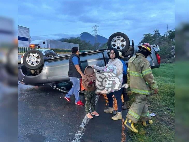 Vuelca camioneta sobre la Autopista Orizaba-Puebla, tres personas con lesiones leves