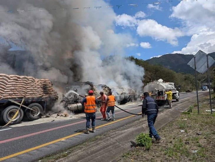 Choque e incendio de tráileres, provoca cierre de la autopista Puebla-Orizaba