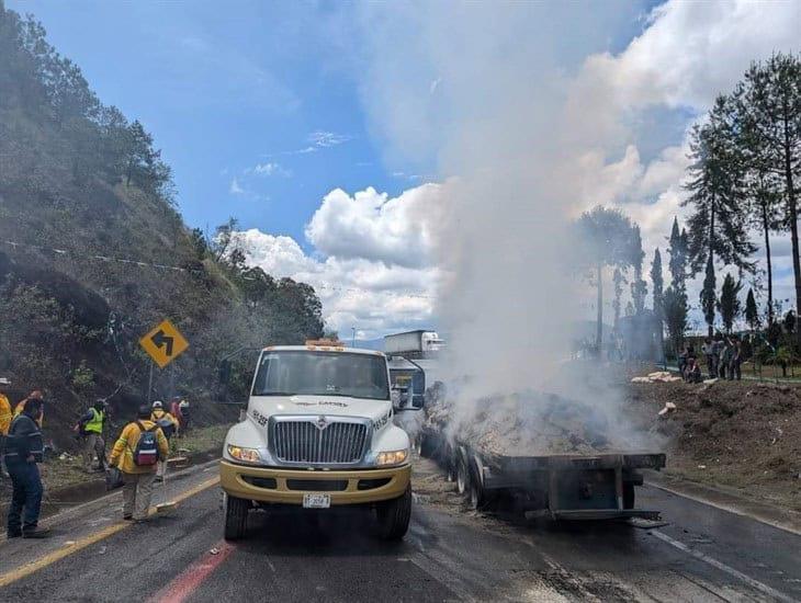 Choque e incendio de tráileres, provoca cierre de la autopista Puebla-Orizaba