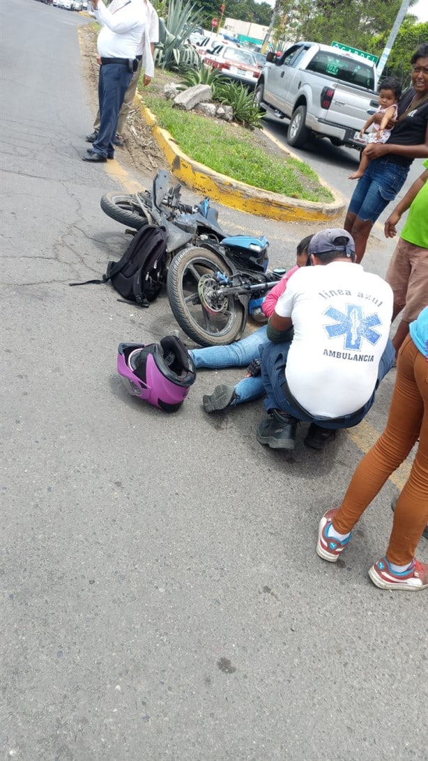 Automovilista en Cardel impacta a trabajadora de banco en motocicleta