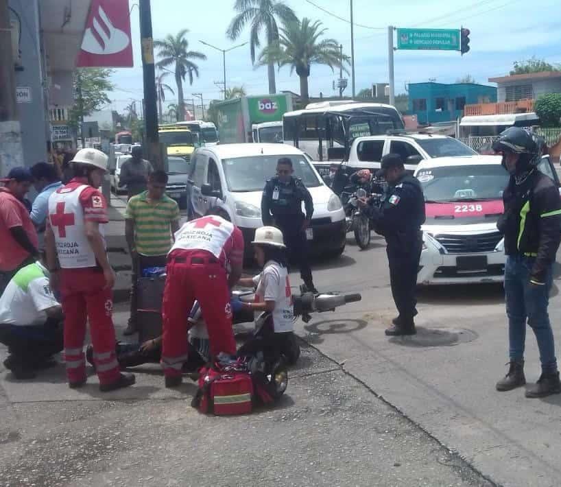 Motociclista resulta lesionado tras choque contra taxi en Minatitlán