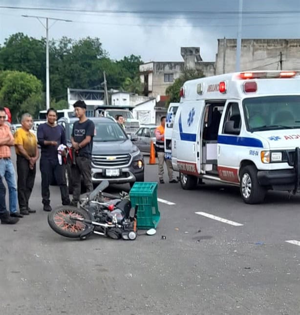 ¡Se le atravesó! Motociclista choca contra camioneta en bulevar Banderilla