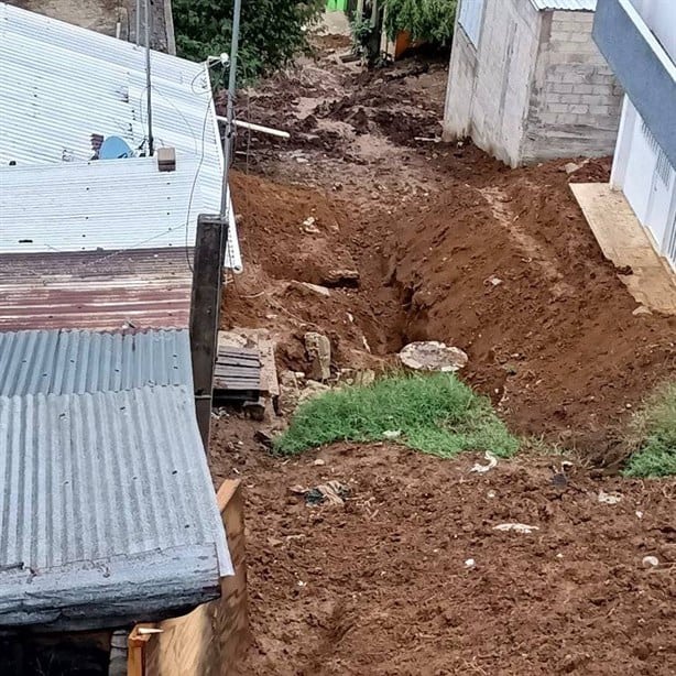 ¡Qué poca! Constructora arroja tierra a vivienda en colonia La Represilla