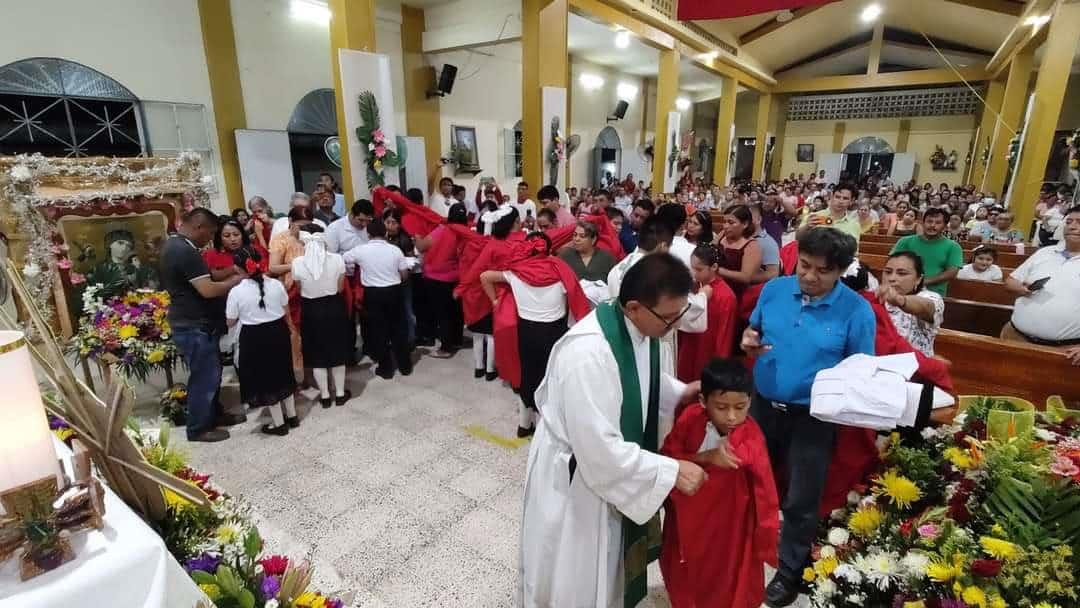 Doce jóvenes recibieron imposición de sotana en la parroquia del Perpetuo Socorro