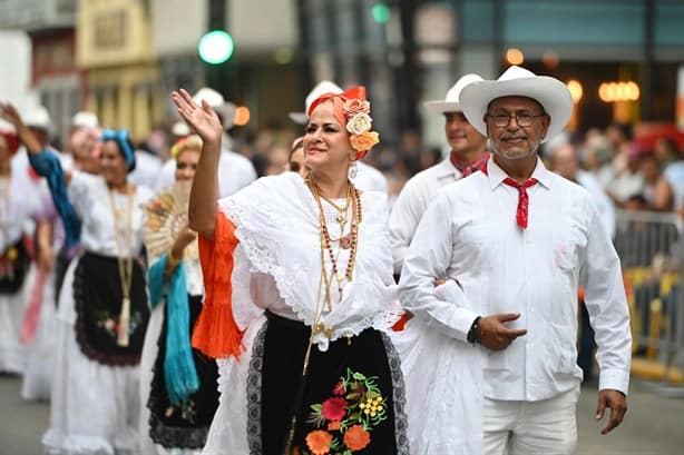 Colorido y emotivo desfile de la Corte Real del Carnaval de Veracruz 2024 | VIDEO