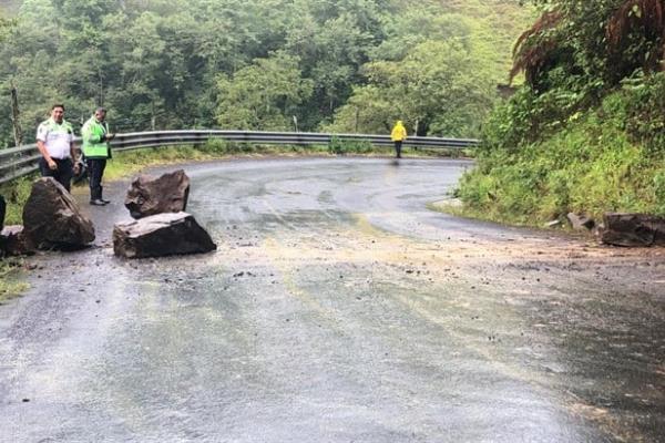 Tras lluvias, continúan los retiros de escombro en la carretera Misantla-Xalapa 