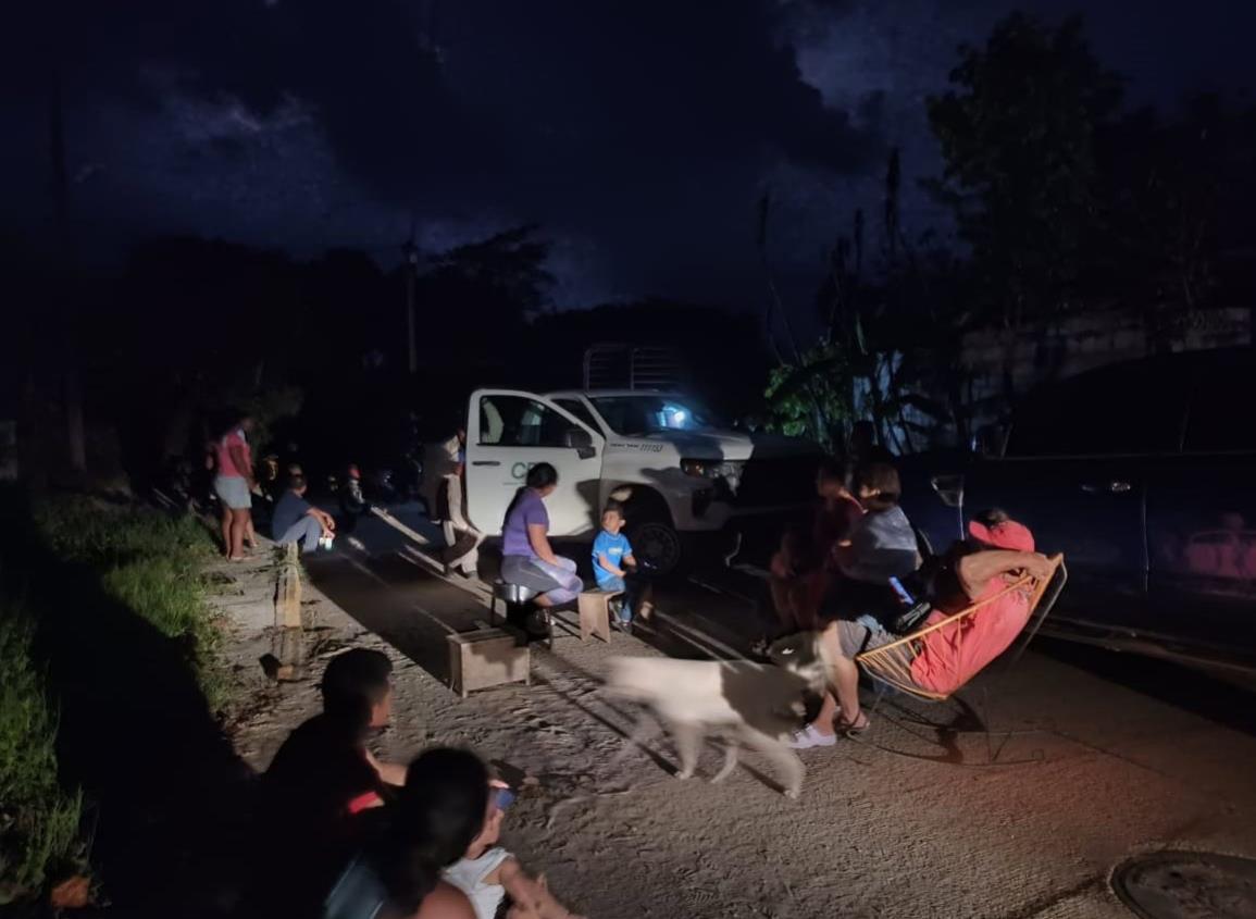 Habitantes retienen unidad de CFE en Moloacán | VIDEO