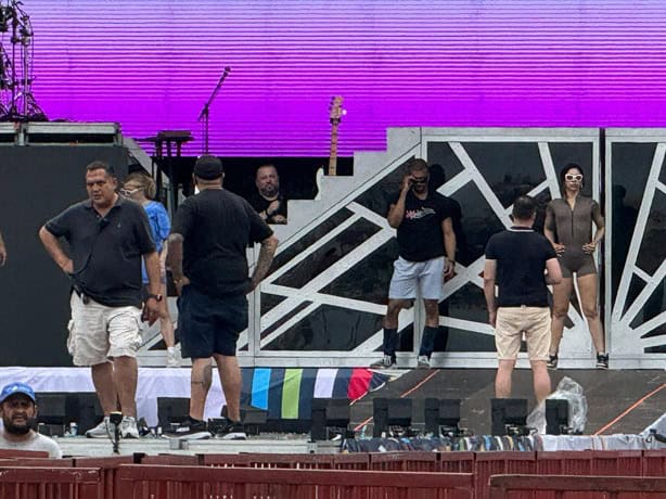 Bailarines de Ricky Martin ensayan en escenario de la Macroplaza del Malecón de Veracruz