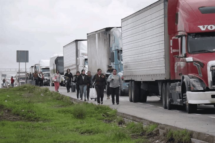 Transportistas bloquean la autopista México-Veracruz; exigen pago a proveedores de roca basáltica