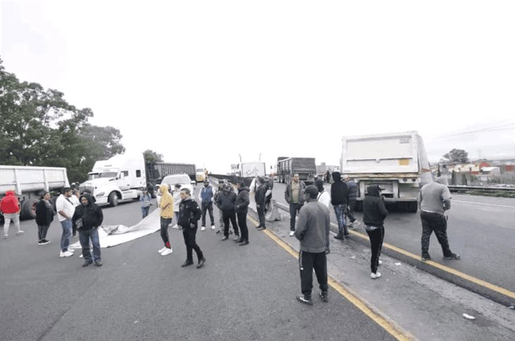 Transportistas bloquean la autopista México-Veracruz; exigen pago a proveedores de roca basáltica