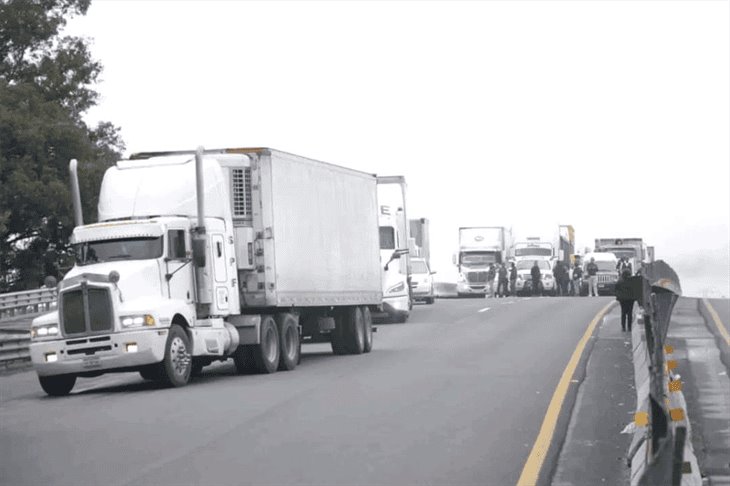 Transportistas bloquean la autopista México-Veracruz; exigen pago a proveedores de roca basáltica