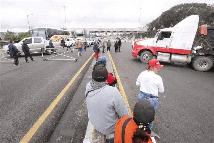 Transportistas bloquean la autopista México-Veracruz; exigen pago a proveedores de roca basáltica