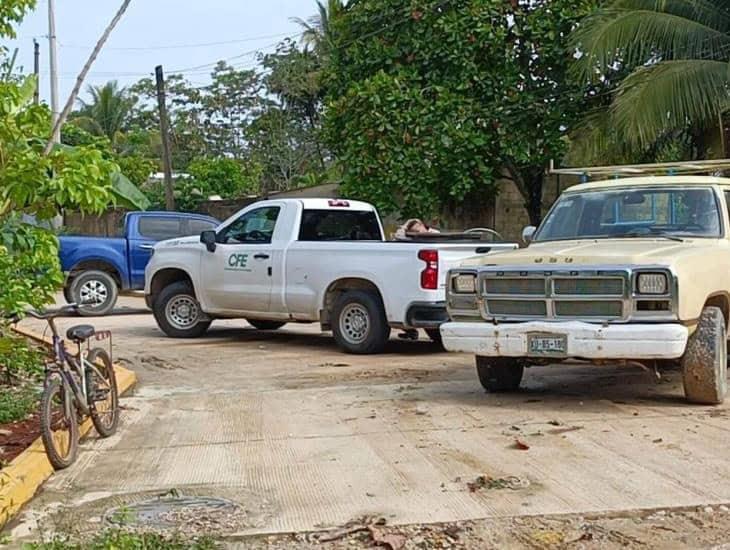 Retienen unidad de CFE en Moloacan; trabajadores durmieron en la camioneta | VIDEO