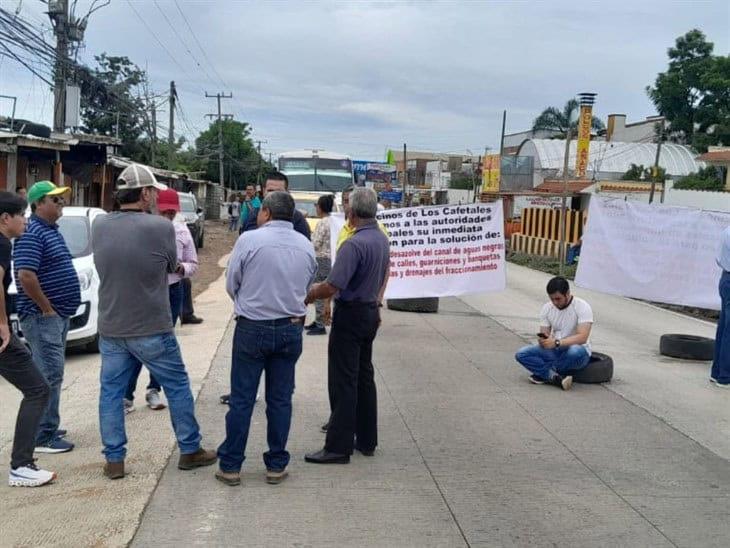 Bloquean carretera Las Trancas-Coatepec; exigen mejoras urbanas