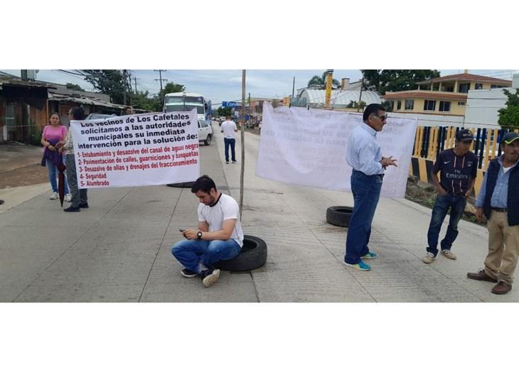 Bloquean carretera Las Trancas-Coatepec; exigen mejoras urbanas