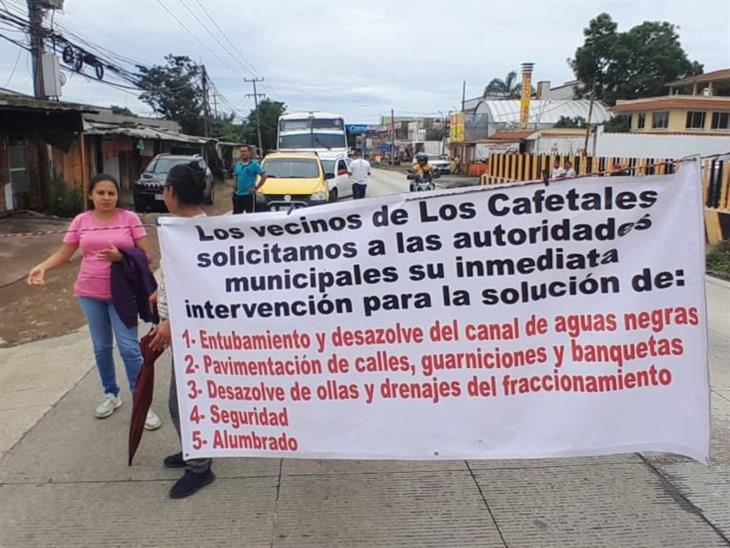 Bloquean carretera Las Trancas-Coatepec; exigen mejoras urbanas