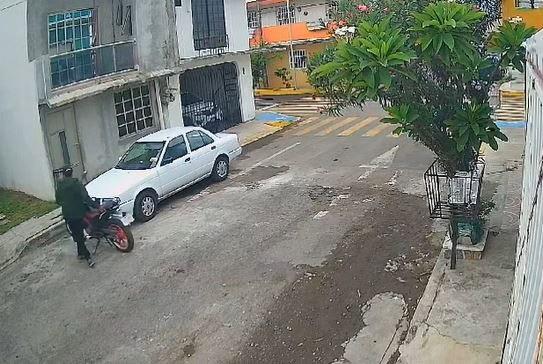 Captan a ladrón de moto en la unidad habitacional Los Volcanes, en Veracruz | VIDEO