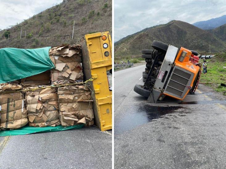 Vuelca tráiler con cartón en Cumbres de Maltrata