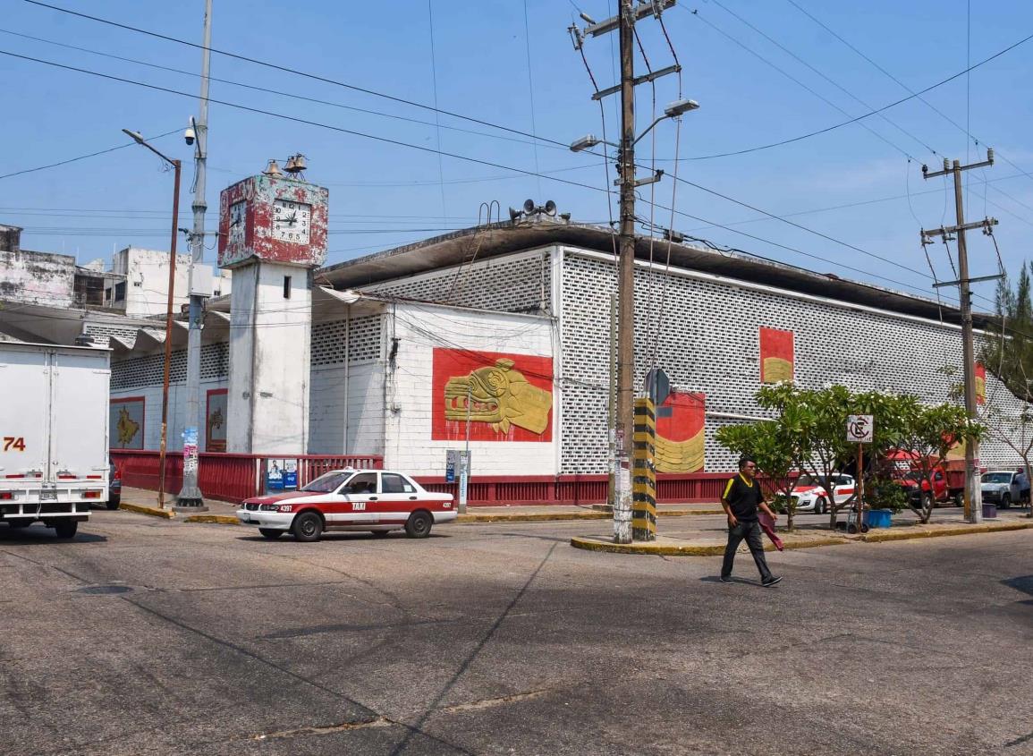 Mercados de Coatzacoalcos reciben mantenimiento