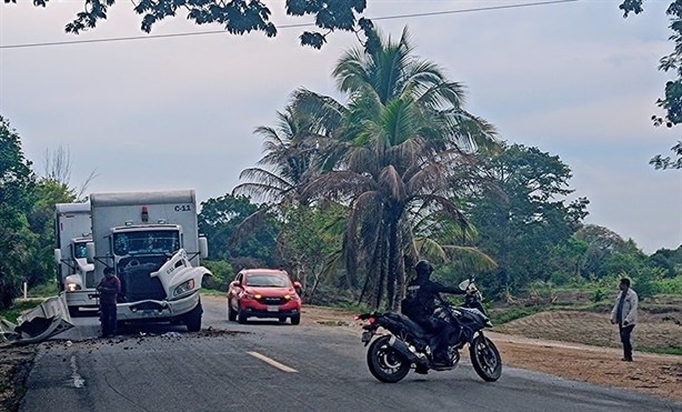 Camión en Cosamaloapan choca y saca del camino una retroexcavadora