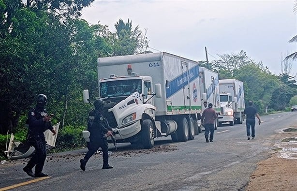 Camión en Cosamaloapan choca y saca del camino una retroexcavadora