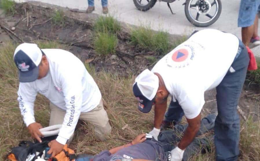 Motociclista en Úrsulo Galván derrapa y requiere atención médica