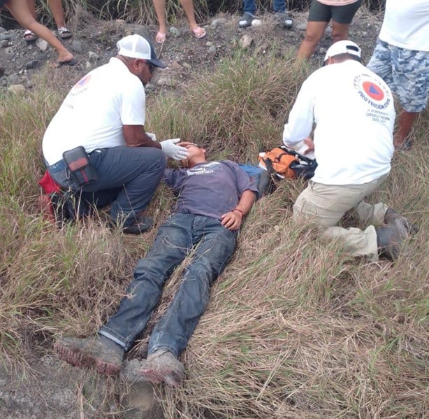 Motociclista en Úrsulo Galván derrapa y requiere atención médica