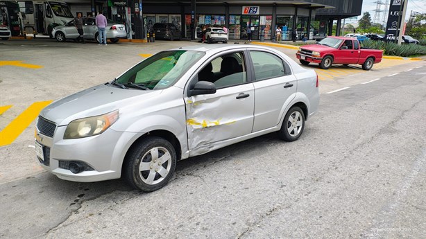 Taxista cordobés choca contra automóvil en entrada de Orizaba