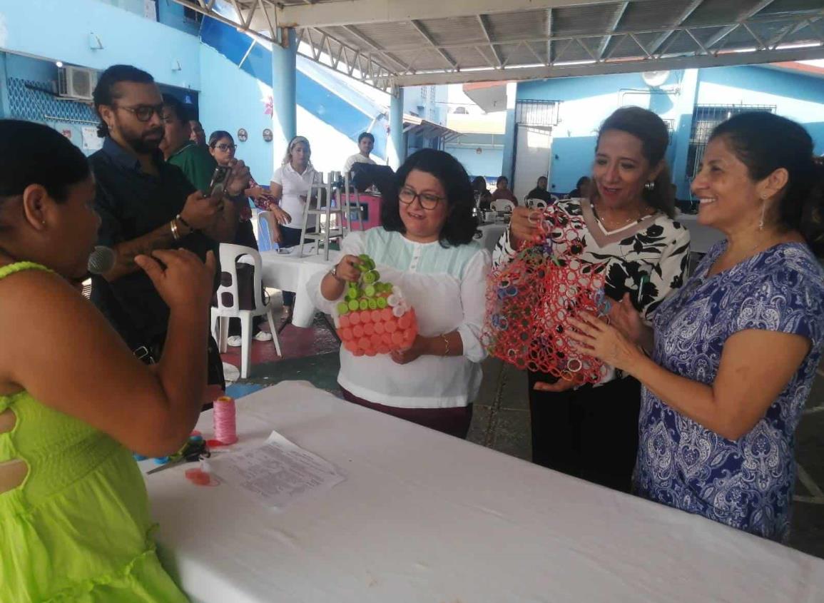 Adultos del sur de Veracruz culminan estudios de primaria y secundaria en Coatzacoalcos | VIDEO