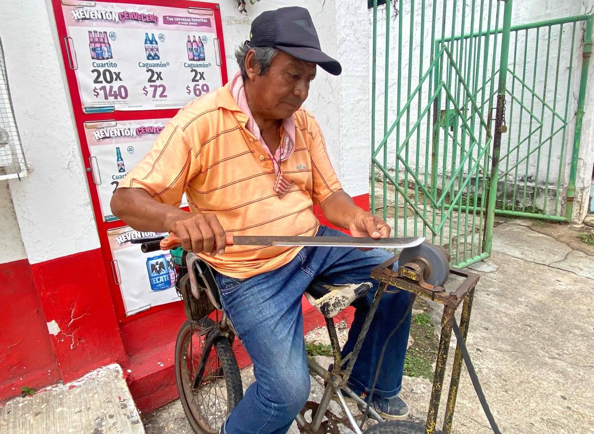 Don Javier Martínez: 37 años ininterrumpidos realizando el trabajo de afilador en Minatitlán | VIDEO