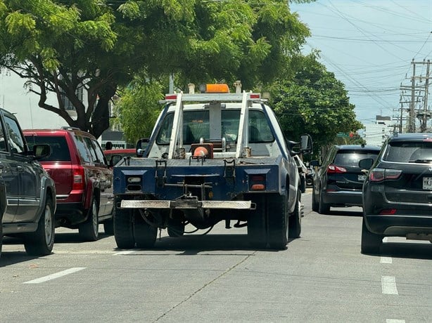 Inicia retiro de vehículos cerca del bulevar previo al primer desfile del Carnaval de Veracruz 2024
