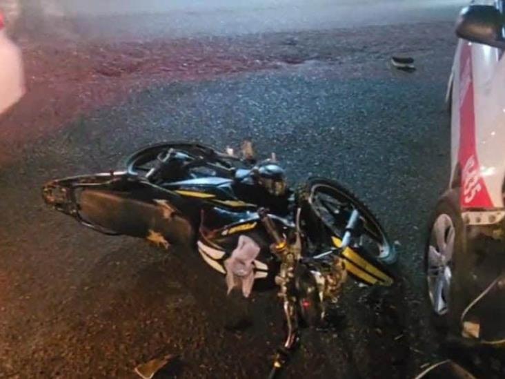 Fuerte choque entre taxista y motociclista en Martínez de la Torre