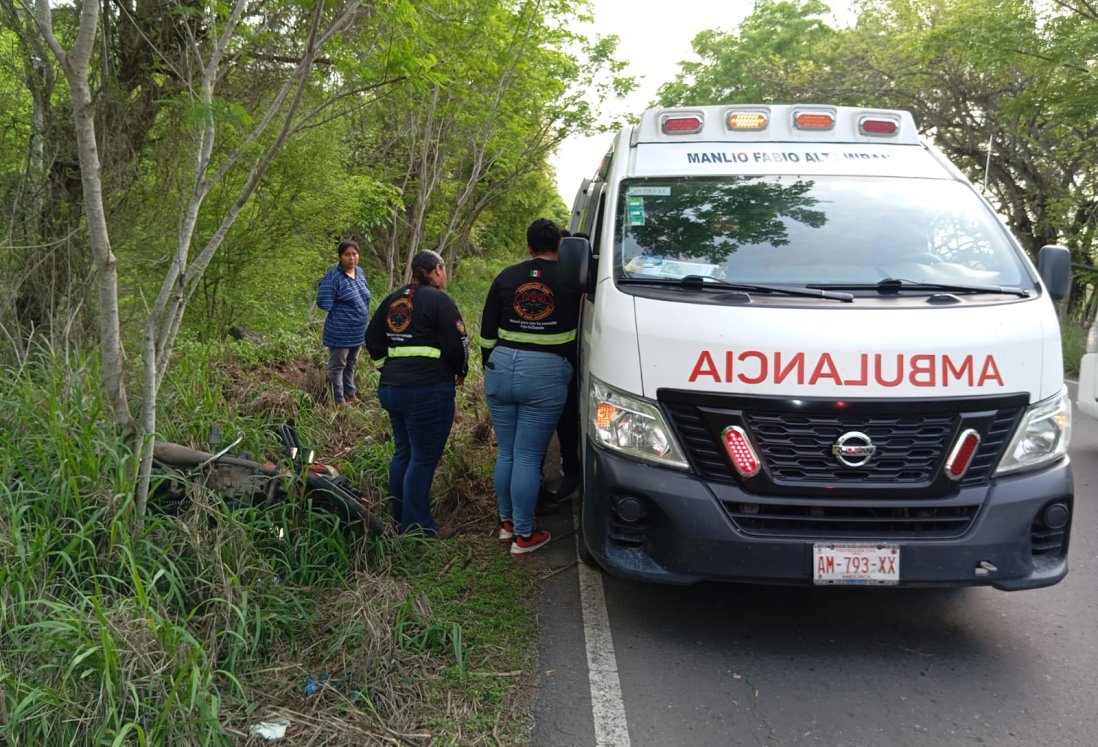 Joven motociclista sufre accidente por bache en carretera Veracruz-Soledad de Doblado
