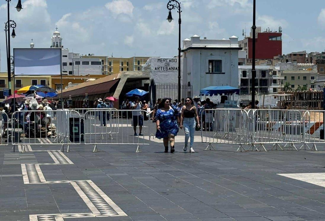 Turistas disfrutan del malecón previo a desfile y concierto masivo del Carnaval de Veracruz