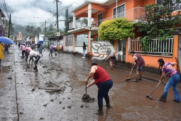 ¡Hasta el cuello de lodo! Fuerte barrancada en Huiloapan de Cuauhtémoc (+Video)