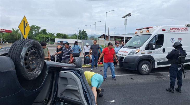 Volcadura de auto deja 4 lesionados en la carretera Xalapa-Veracruz