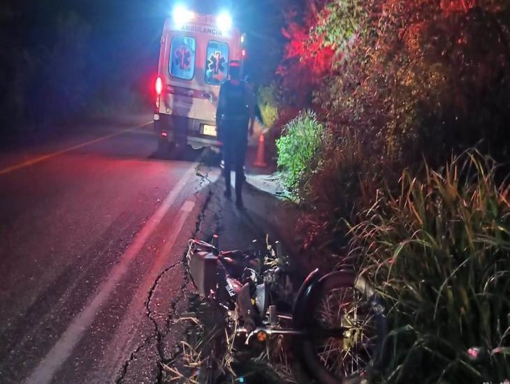 Motociclista en Tierra Blanca derrapa y termina en hospital