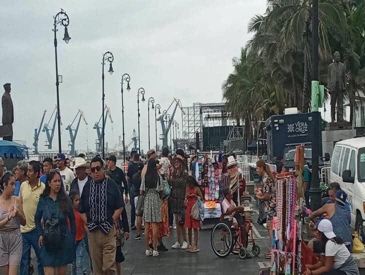 Lluvia no afecta la afluencia turística de Veracruz