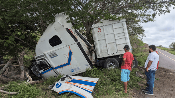 Conductor de tráiler se sale de carretera para evitar choque en Alto Lucero