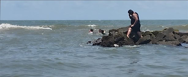 Rescatan a 2 niños de perder la vida en playa de Úrsulo Galván