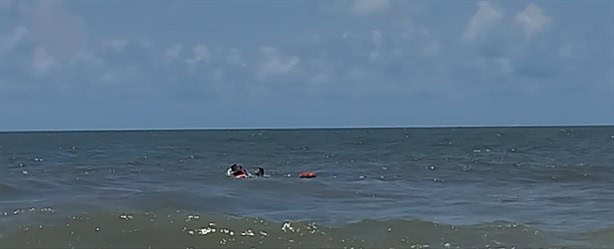 Rescatan a 2 niños de perder la vida en playa de Úrsulo Galván