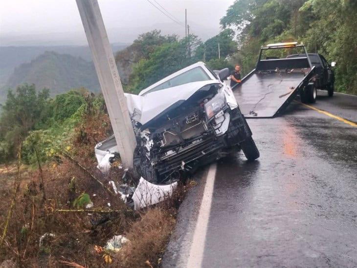 Camioneta se estampa contra un poste en la carretera Xalapa–Misantla