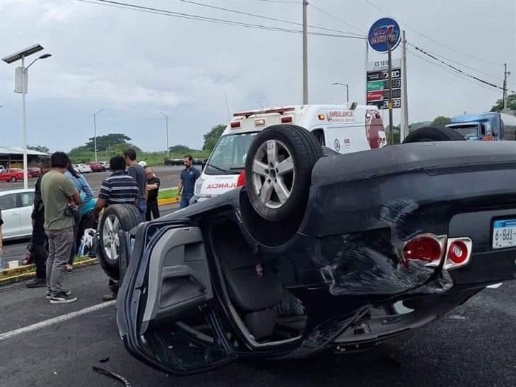 Volcadura de auto deja 4 lesionados en la carretera Xalapa-Veracruz