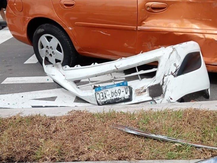 ¡Se pasó el alto! accidente automovilístico deja 2 lesionados en Orizaba