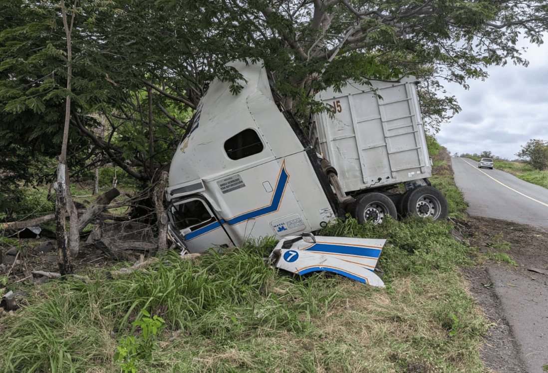 Conductor de tráiler se sale de carretera para evitar choque en Alto Lucero