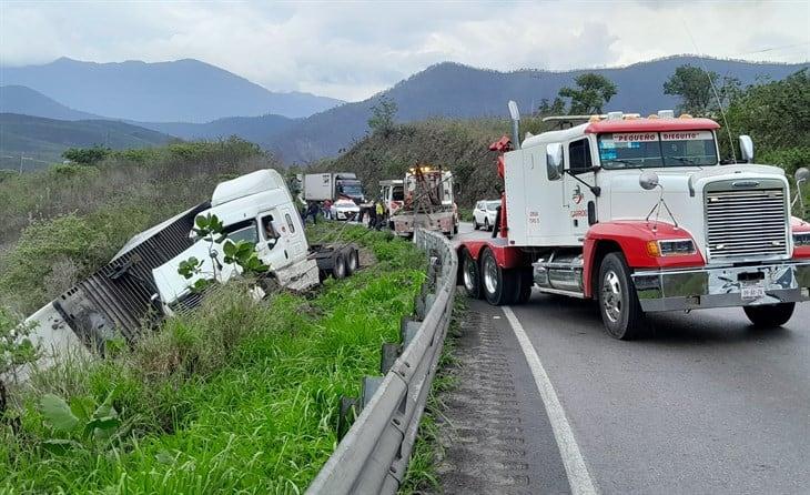 Nuevo accidente en Cumbres de Maltrata: vuelca tráiler con látex líquido