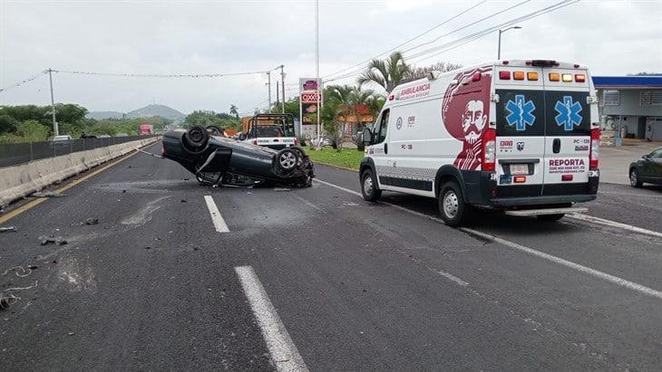 Volcadura de auto deja 4 lesionados en la carretera Xalapa-Veracruz