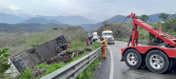 Nuevo accidente en Cumbres de Maltrata: vuelca tráiler con látex líquido